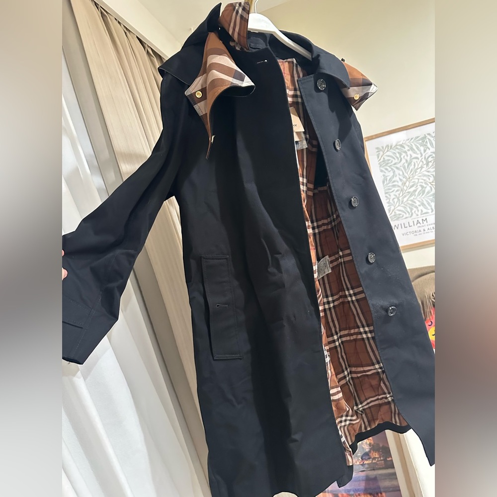 brand new women Burberry trench coat, new with tag， size10 but likely size 8